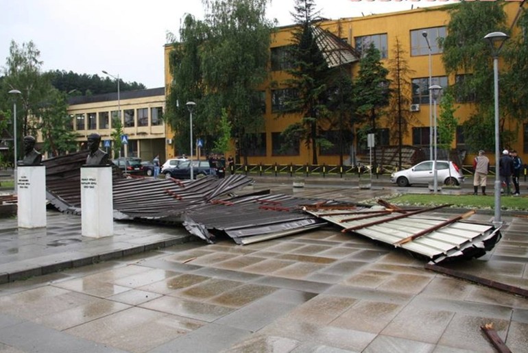 Krov srednjih škola nakon nevremena (foto: Milovan Milovanović)