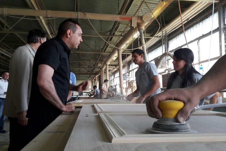 Aleksandar Vulin sa radnicima Dart furniture (foto: Dragan Belajac)