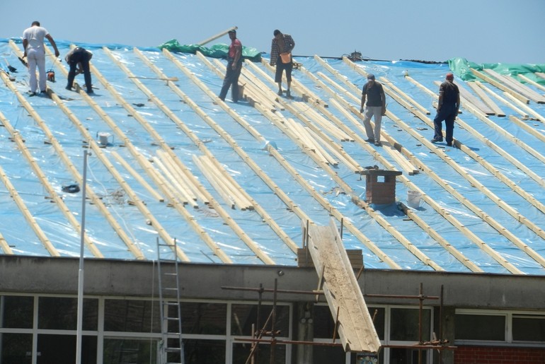 Radovi na krovu zgrade osnovne škole (foto: Dragana Nedeljković)
