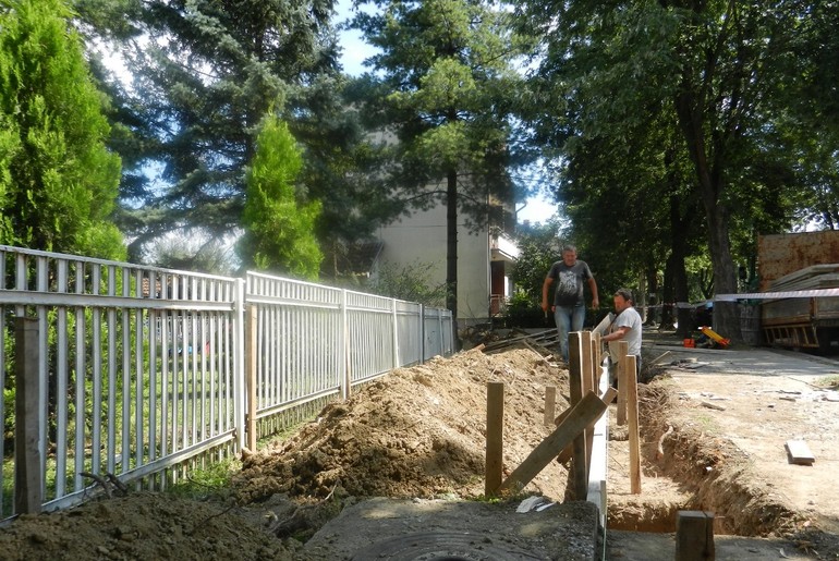 Radovi na dvorišnoj ogradi Vrtića (foto: Dragana Nedeljković)