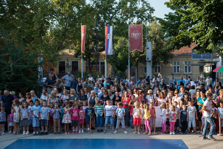 Prvaci, roditelji i učitelji na Trgu 2016. (foto: Đorđe Đoković)