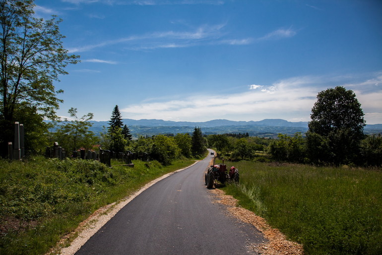 Asfaltirani seoski put (foto: Đorđe Đoković)