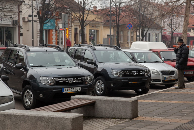 Dacia duster na parkingu Gradske kuće (foto: Đorđe Đoković)