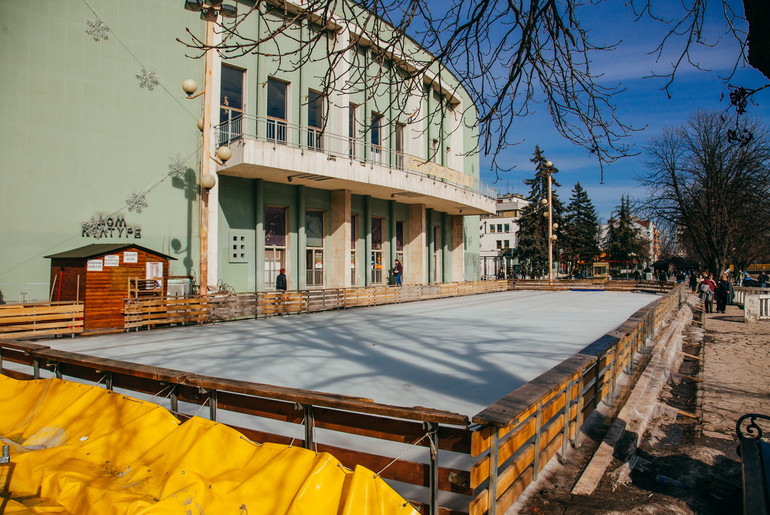 Klizalište na platou Centra za kulturu (foto: Đorđe Đoković)