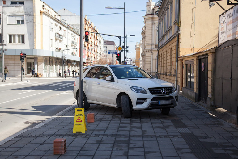 Automobilna trotoaru u Karađorđevoj (foto: Đorđe Đoković)