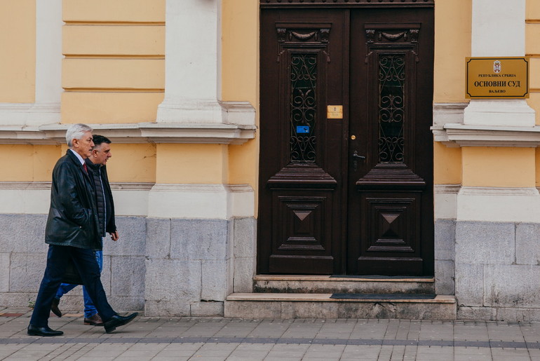 Slobodan Gvozdenović sa advokatom ulazi u Osnovni sud (foto: Đorđe Đoković)