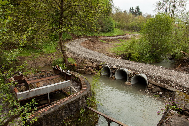 Put pored Petničke pećine i pregrađena reka (foto: Đorđe Đoković)