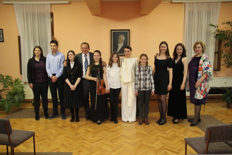 Učesnici završnog koncerta, profesori i domaćini (foto: Milovan Milovanović)