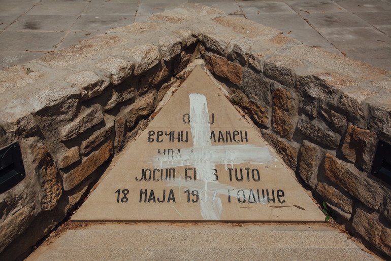 Beli krst na spomen obeležju (foto: Đorđe Đoković)