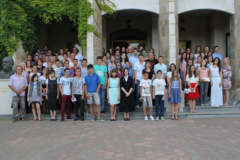 Najbolji učenici i nastavnici sa predsednikom Uba (foto: Milovan Milovanović)