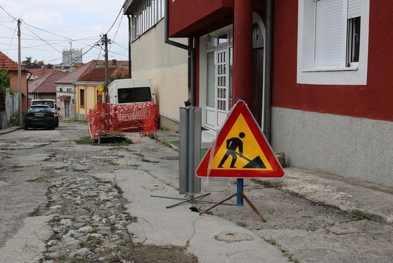 Rupe na Ulici Kneza Jovice (avgust 2017.) (foto: Kolubarske.rs)