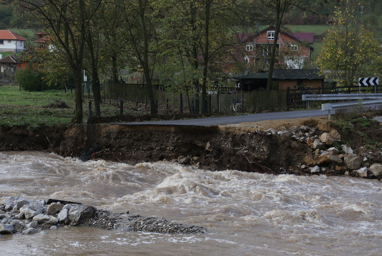 Bujica odnela deo asfaltnog puta za Aničiće  (foto: Đorđe Đoković)