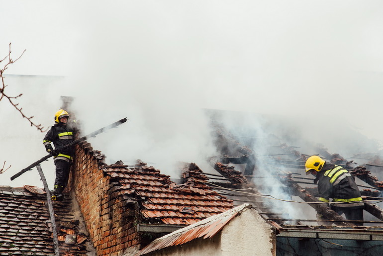 Vatrogasci gase požar (foto: Đorđe Đoković)