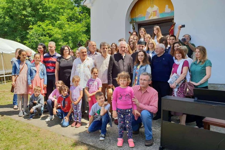 Bećković sa Danojlićem pred crkovom sa gostima (foto: Miroslava Kojić)