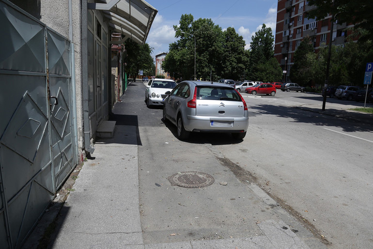 Trećina asfaltiranog trotoara u Hajduk Veljkovoj (foto: Đorđe Đoković)