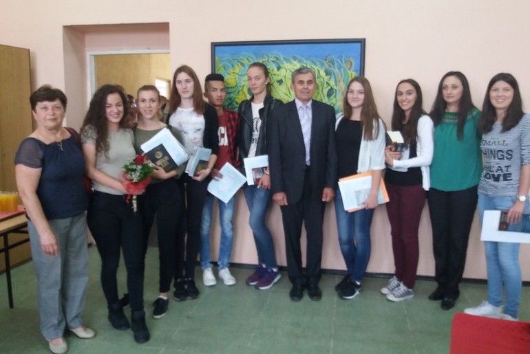 Direktor i razredne starešine sa najboljim učenicima (foto: Dragana Nedeljković)