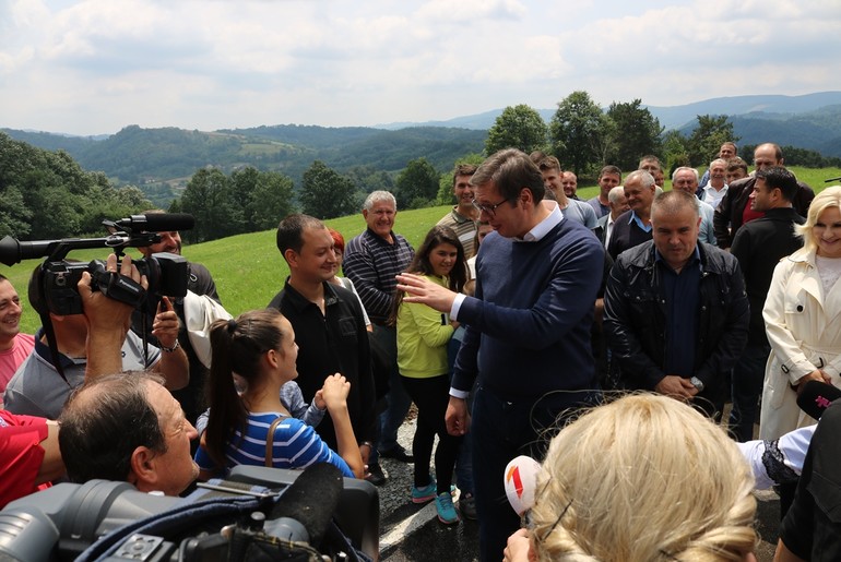 Aleksandar Vučić i meštani sela Donji Banjani (foto: Kolubarske.rs)