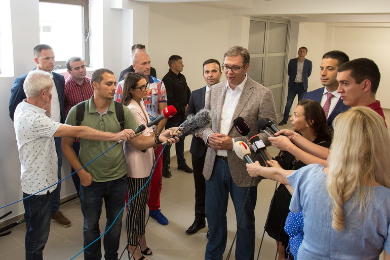 Aleksandar Vučić sa novinarima u Mionici (ilustracija) (foto: Đorđe Đoković)