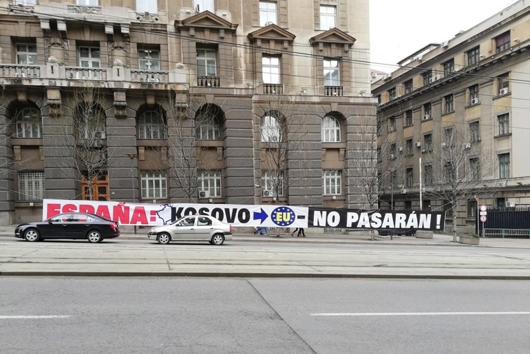 Transparent ispred Vlade (ilustracija) (foto: Kolubaeske.rs)