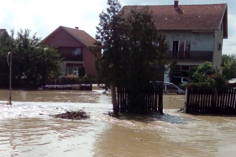 Poplavljeno dvorište porodice Obradović (foto: Obradović)