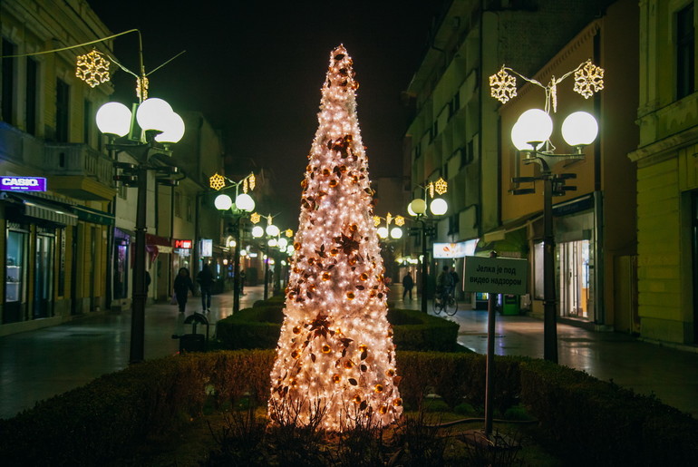 Novogodišnji ukrasi u centru grada (foto: Đorđe Đoković)