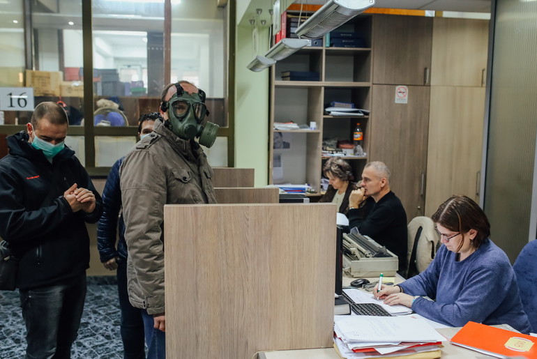Aktivisti Lokalnig fronta predaju potpise (foto: Đorđe Đoković)