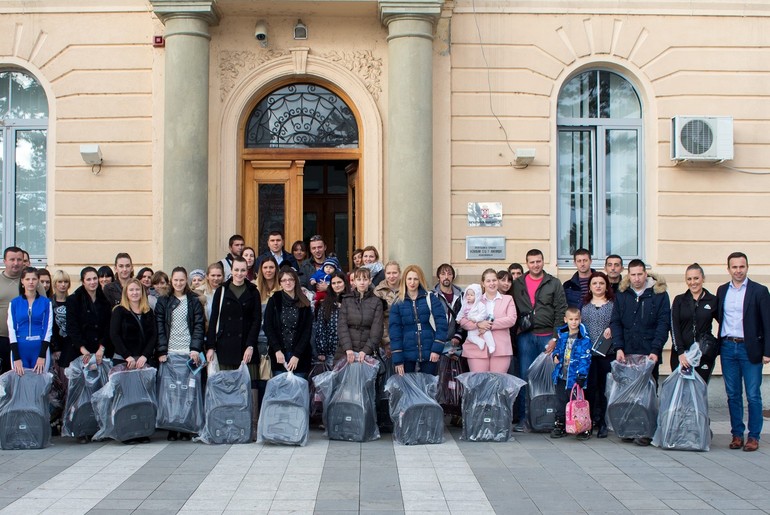 Zajednička fotografia nakon uručenja auto sedišta (foto: Ana Perić)