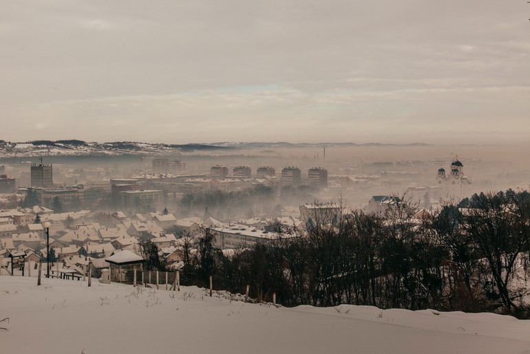 Valjevo pritisnuto gustom zavesom čađi i dima (foto: Đorđe Đoković)