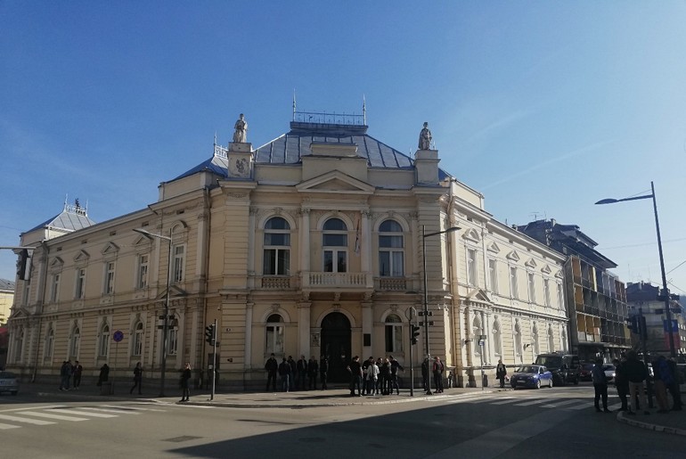 Ispred Višeg suda nakon izricanja presude (foto: Kolubarske.rs)