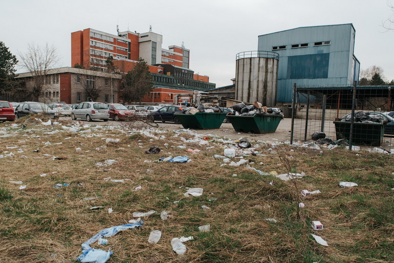 Dvorište bolnice (subota 16 časova) (foto: Đorđe Đoković)
