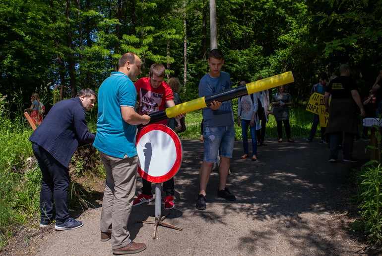 Aktivisti Lokalnog fronta Va postavljaju rampu (foto: DjordjeDjokovic)