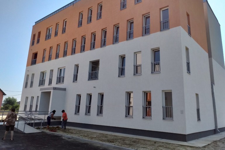 Nova zgrada za izbegličke porodice (foto: Zorica Jovanović)