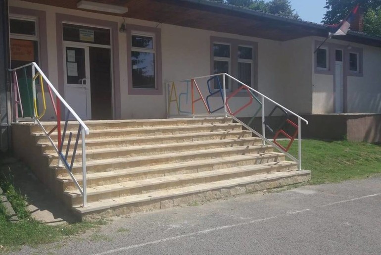 Obnovljen ulaz u školu u Bigovađi (foto: Branko Petrović)