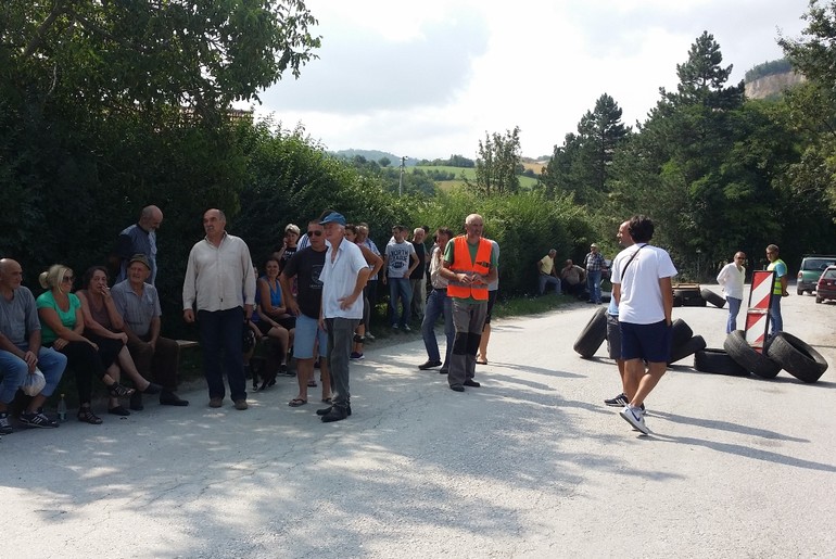 Blokada puta Kamenitovac-Mratišić (foto: kolubarske.rs)