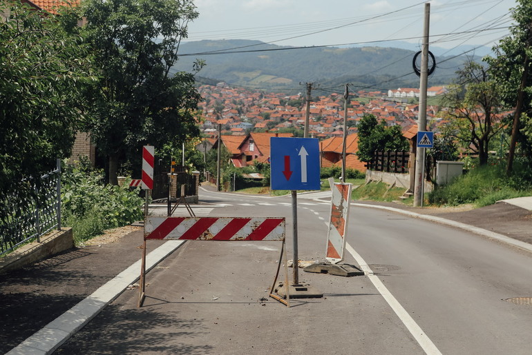 Obeleženo oštećenje na Ulici Jakova Nenadovića (avgust) (foto: Đorđe Đoković)