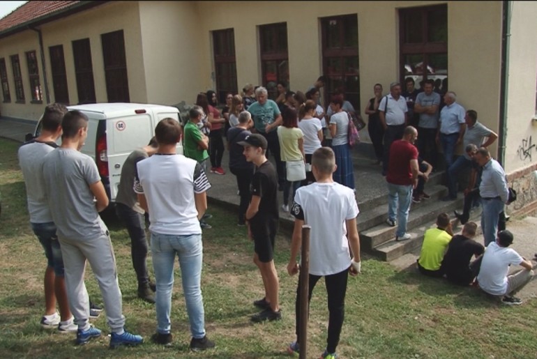 Deca i roditelji pred školom u petak 30.08. protiv upisa (foto: Kolubarske.rs)