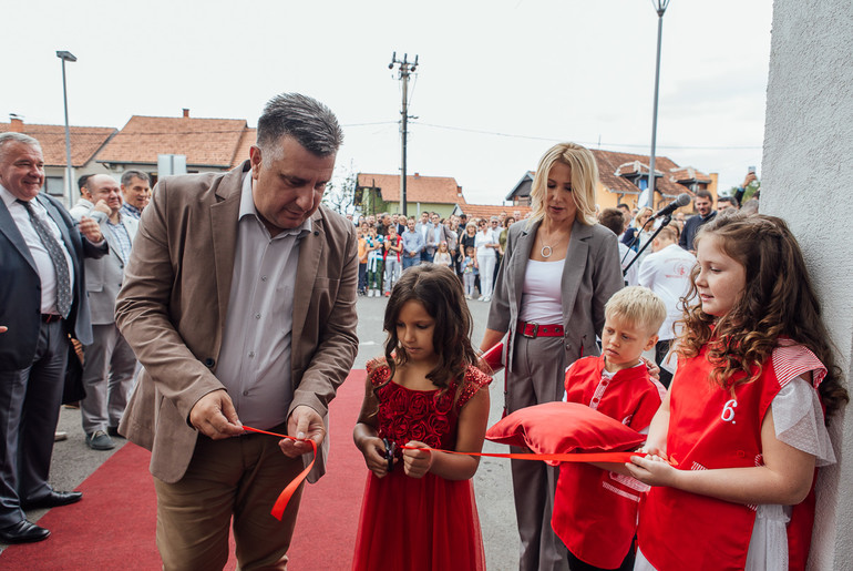 Slobodan Gvozdenović i Una Đukić presekli crvenu traku (foto: Đorđe Đoković)