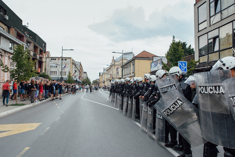Kordon policije i građani (foto: Đorđe Đoković)