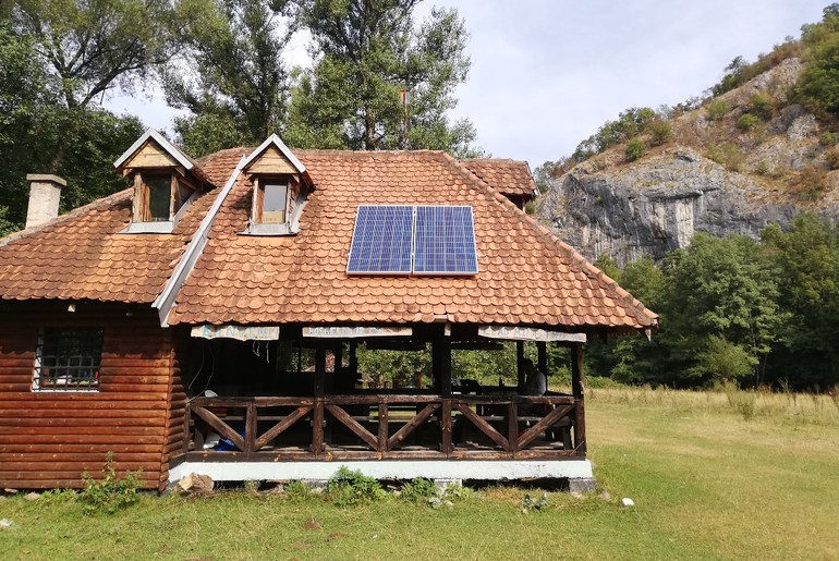 Solarni paneli Ekološkom društvu Gradac (foto: Rotari klub)
