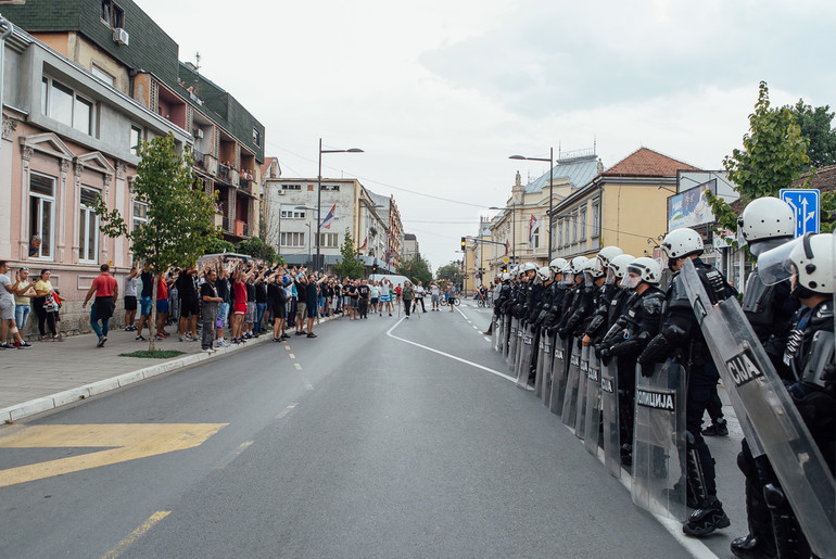 Građani i policija ispred kafe restorana (foto: Đorđe Đoković)
