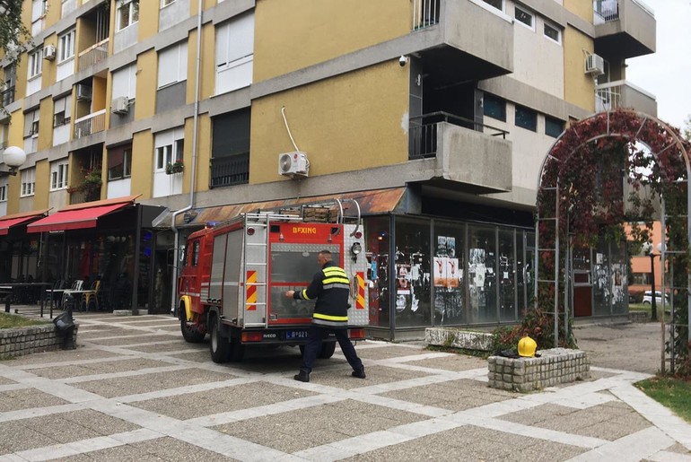 Intervencija vatrogasaca u napuštenom lokalu (foto: Đorđe Đoković)
