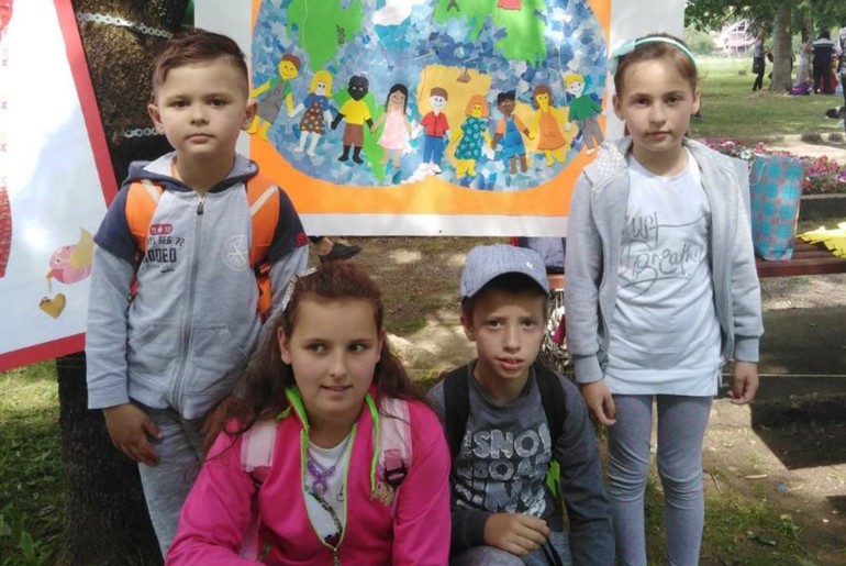 Deca IO Kotešiva ispred svog rada (foto: Katarina Janković)