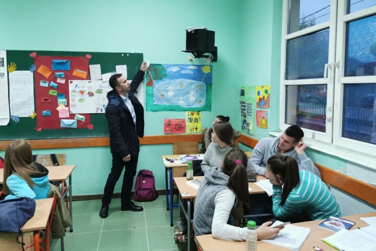 Boban Janković u učionici (foto: www.mionica.rs)