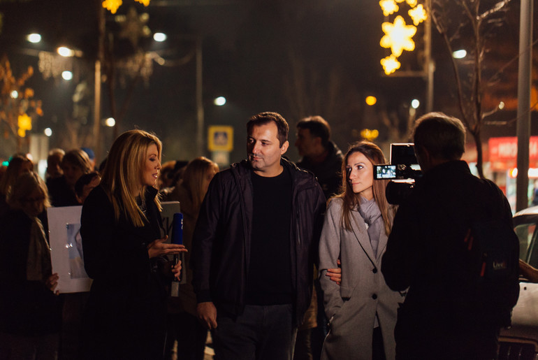 Aleksandar Obradović sa suprugom i novinarkom u šetnji centrom grada (foto: DjordjeDjokovic)