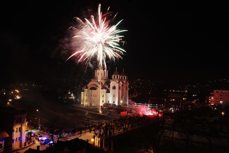 Vatromet ispred hrama Vaskrsenja Hristovog (foto: Đorđe Đoković)