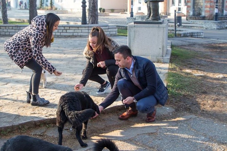 Janković sa mladima hrani lutalice (foto: www.mionica.rs)