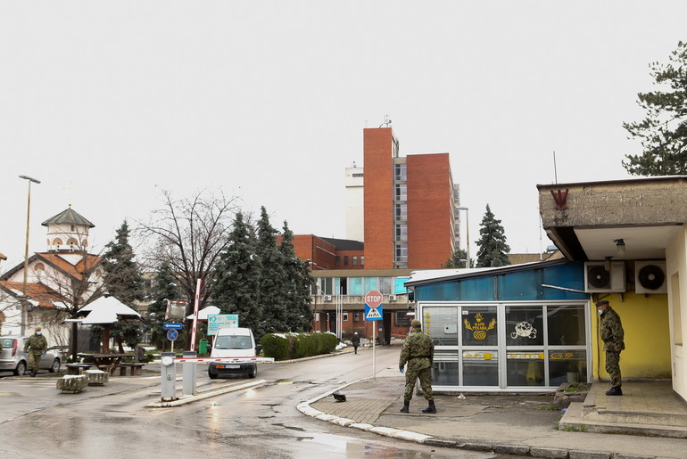 Opštu bolnicu čuva vojska (foto: Đorđe Đoković)