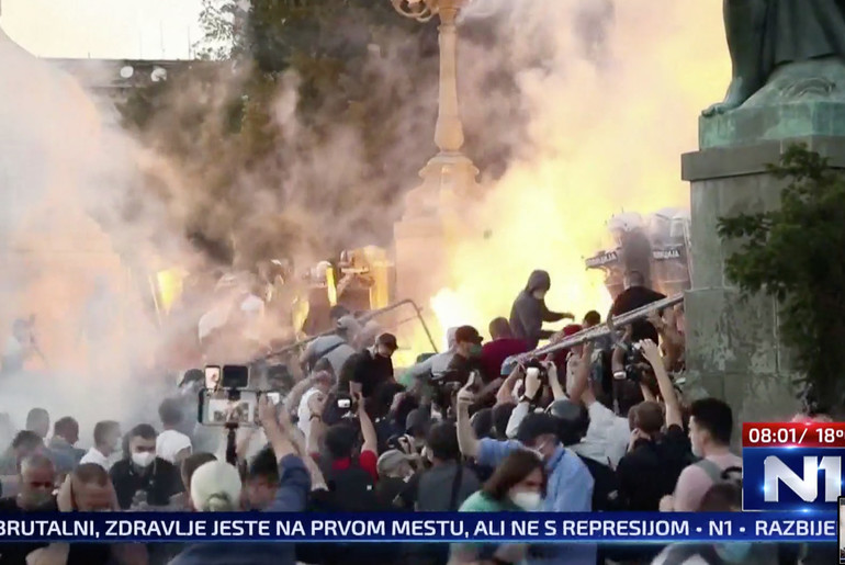Protesti ispred Skupštine Srbije (foto: skrinšot)