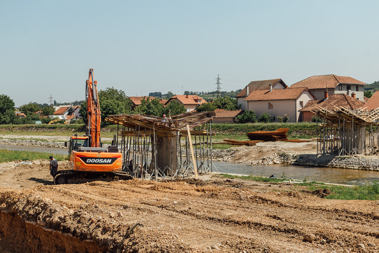 Izgradnja pešačkog mosta (foto: DjordjeDjokovic)