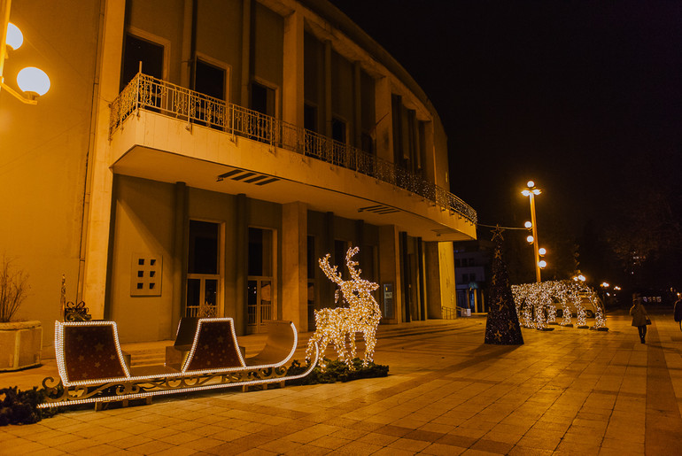 Novogodišnja dekoracija ispred Centra za kulturu (foto: Đorđe Đoković)
